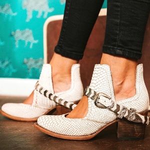 Freebird Blade Boots in White Snake